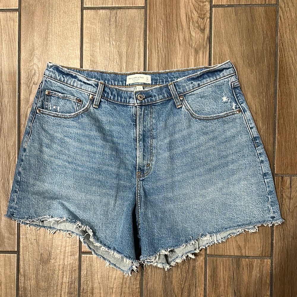 Abercrombie & Fitch Shorts. Size 33. The dad short. High rise